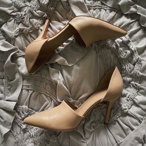 Vince. Beige Pumps